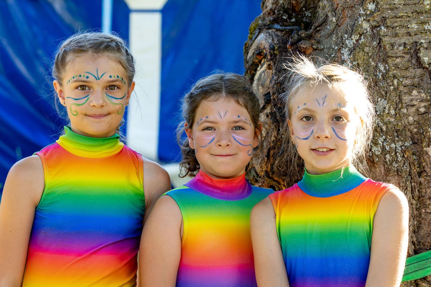 Mädchen in Regenbogen-Kostümen vor der Show