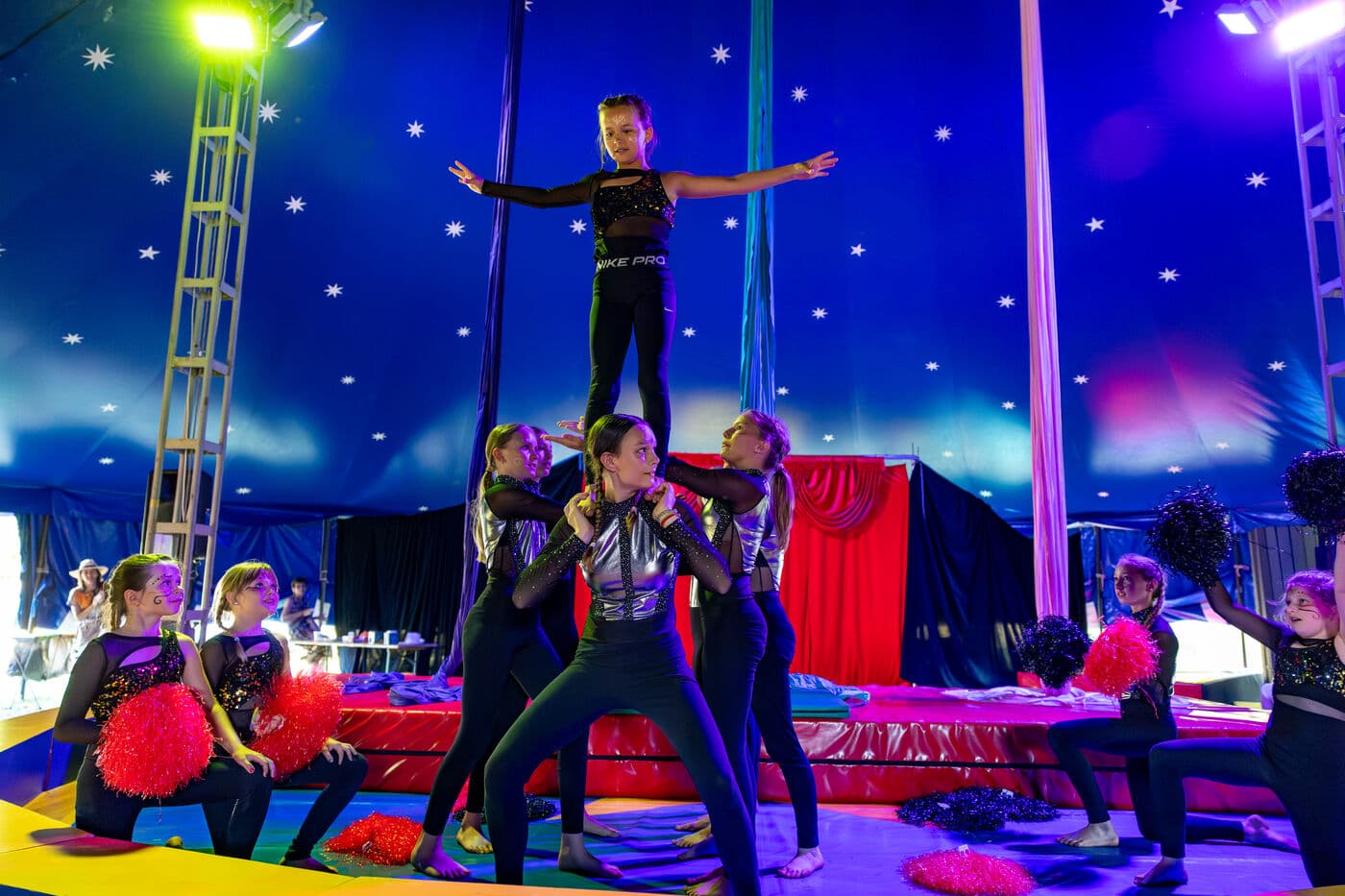 Gruppenbild mit Pompons und Pyramide im Zirkuszelt