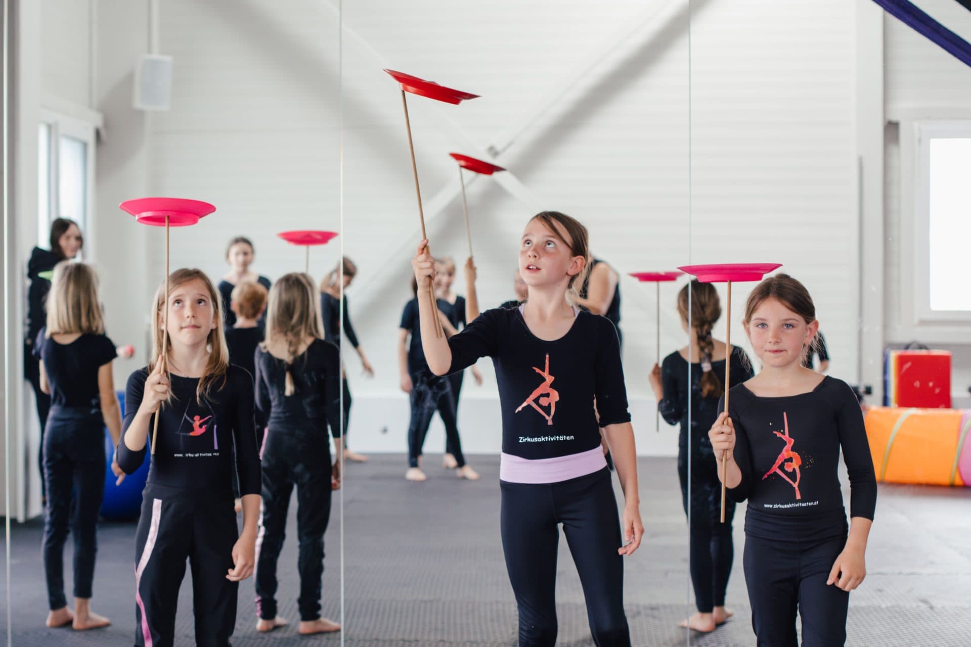 Kinder beim Training mit Fahnen