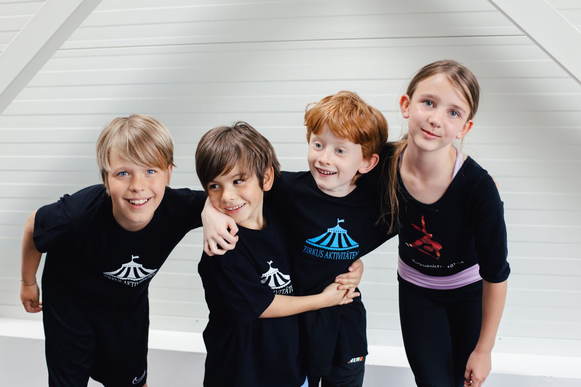 Glückliche Kindergruppe bei Zirkusaktivitäten