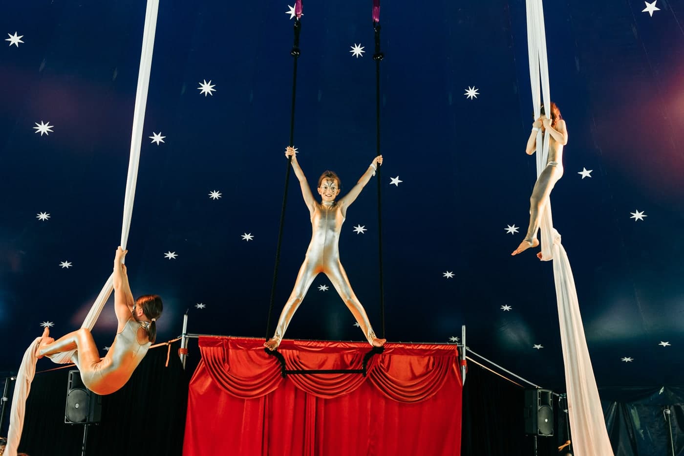 Artistinnen des Vereins Zirkusaktivitäten auf der Showbühne