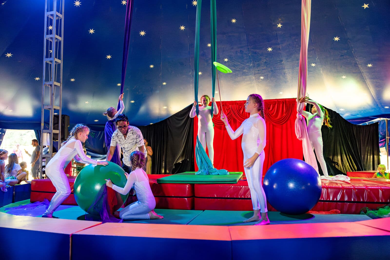 Kinder und Trainer:innen proben gemeinsam in der Manege